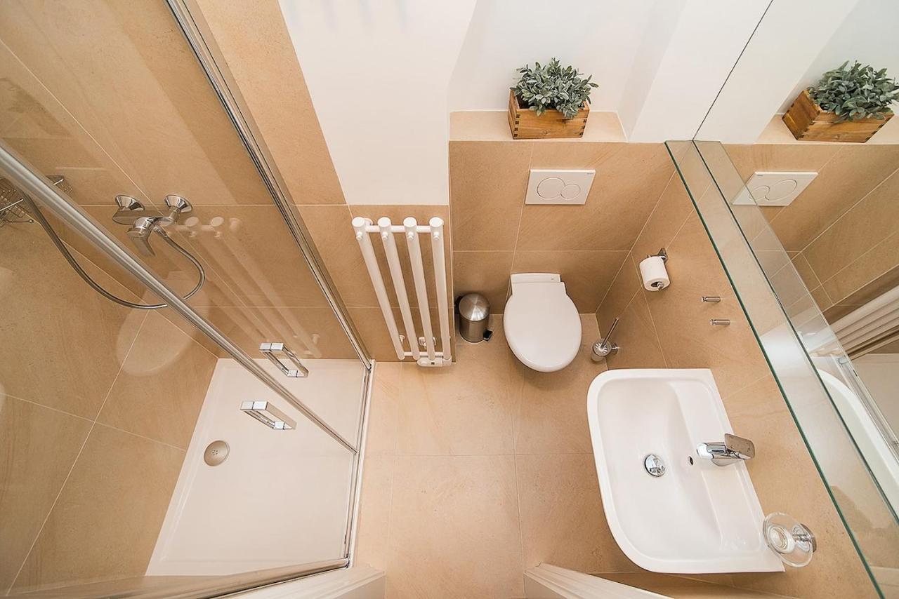 Newly Renovated 1-Bed Apartment At Charles Bridge Prága Kültér fotó