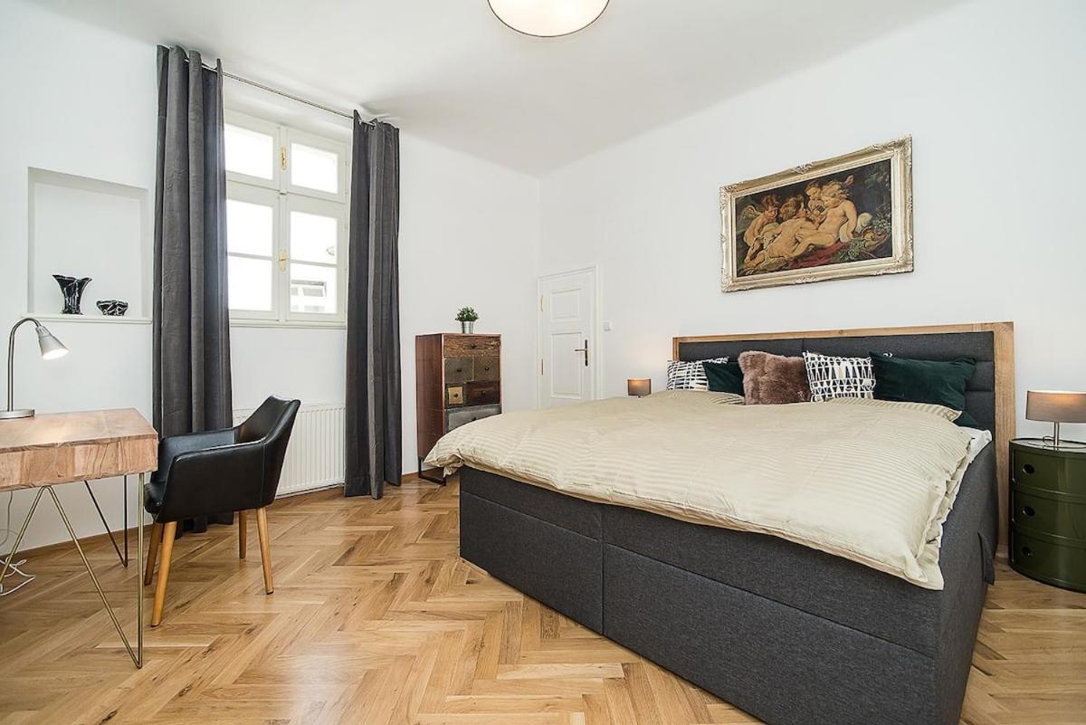 Newly Renovated 1-Bed Apartment At Charles Bridge Prága Kültér fotó
