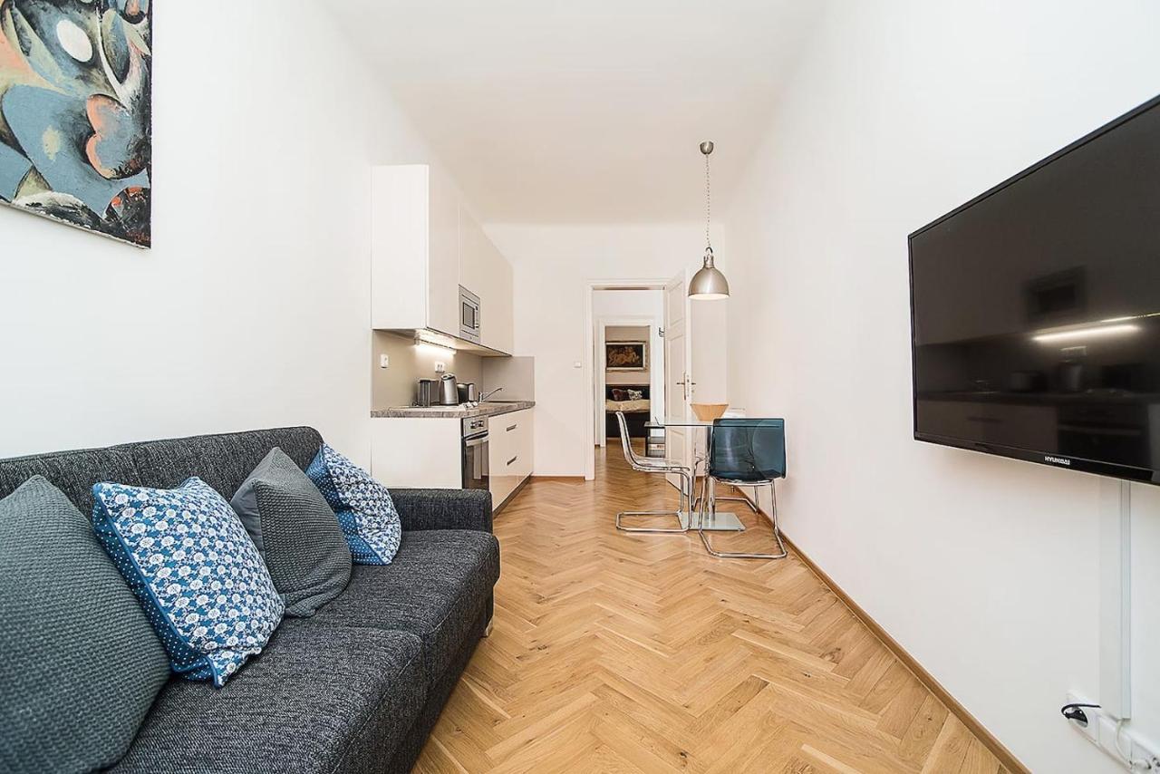 Newly Renovated 1-Bed Apartment At Charles Bridge Prága Kültér fotó