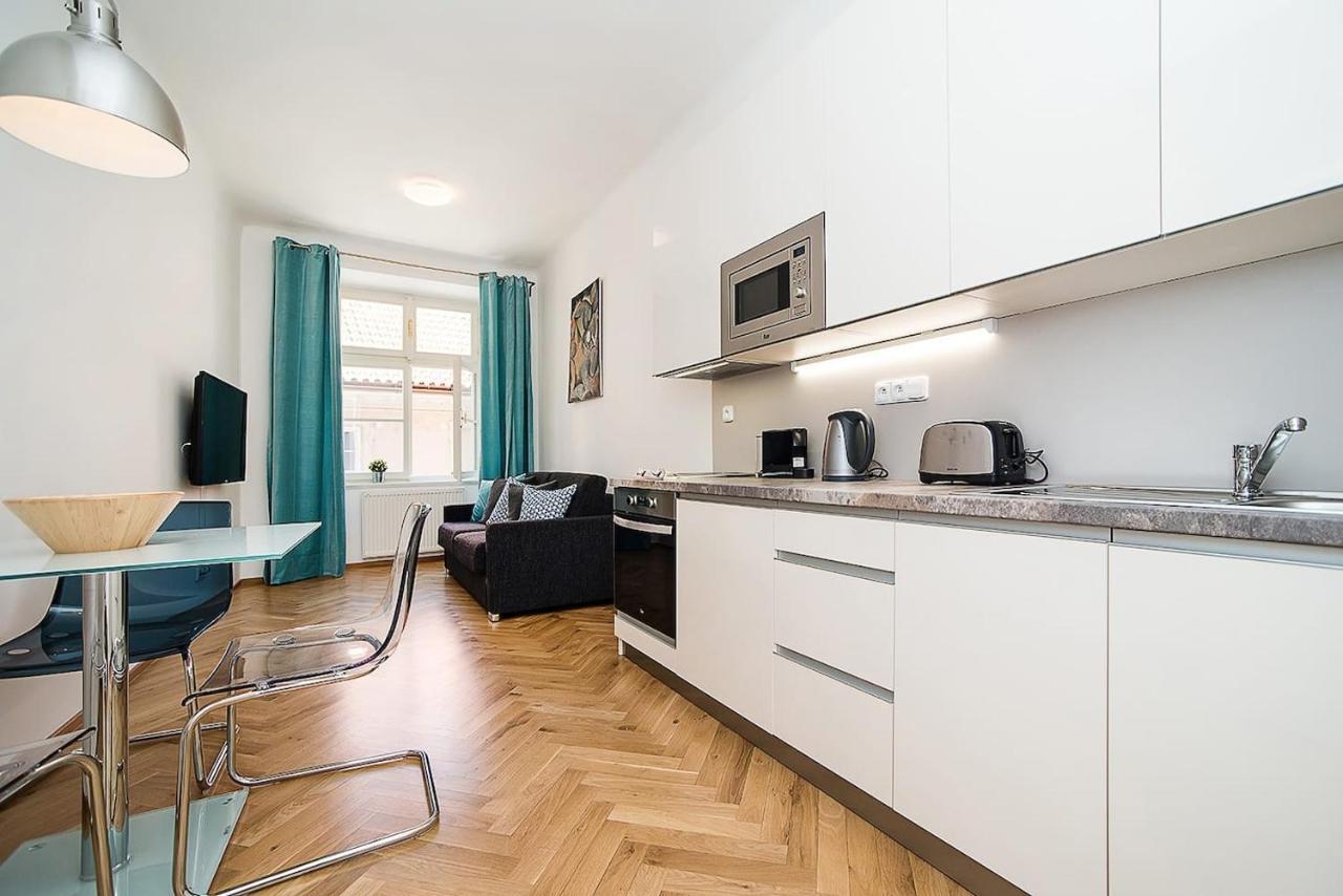 Newly Renovated 1-Bed Apartment At Charles Bridge Prága Kültér fotó