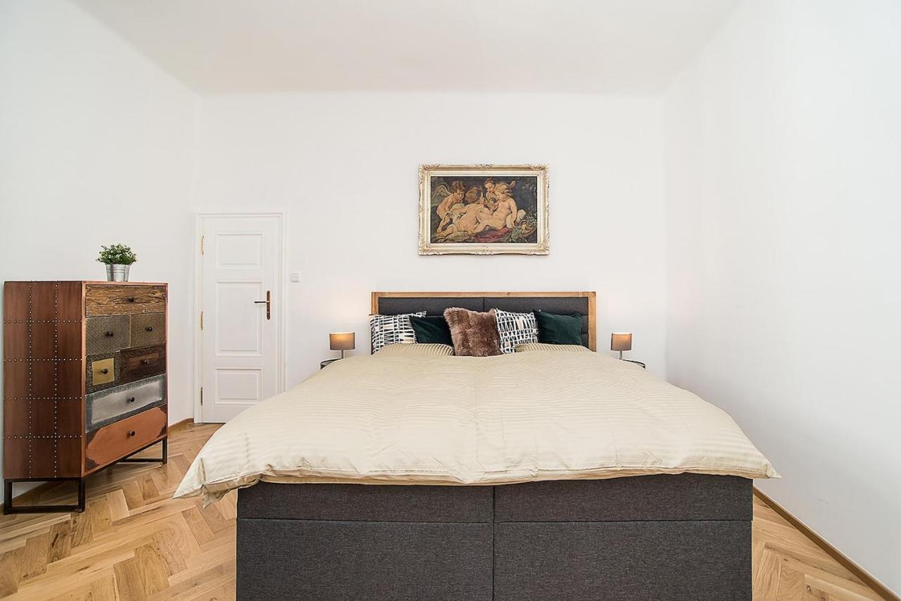 Newly Renovated 1-Bed Apartment At Charles Bridge Prága Kültér fotó