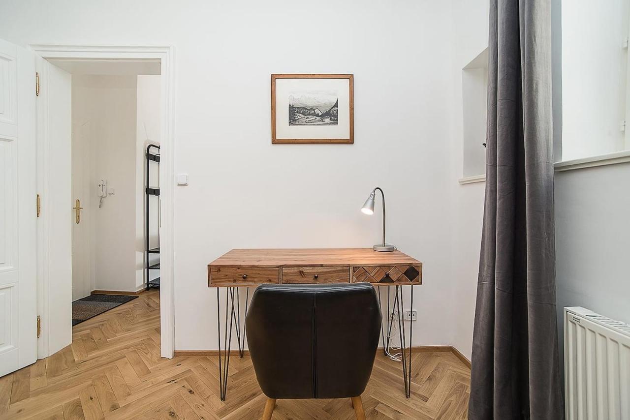 Newly Renovated 1-Bed Apartment At Charles Bridge Prága Kültér fotó