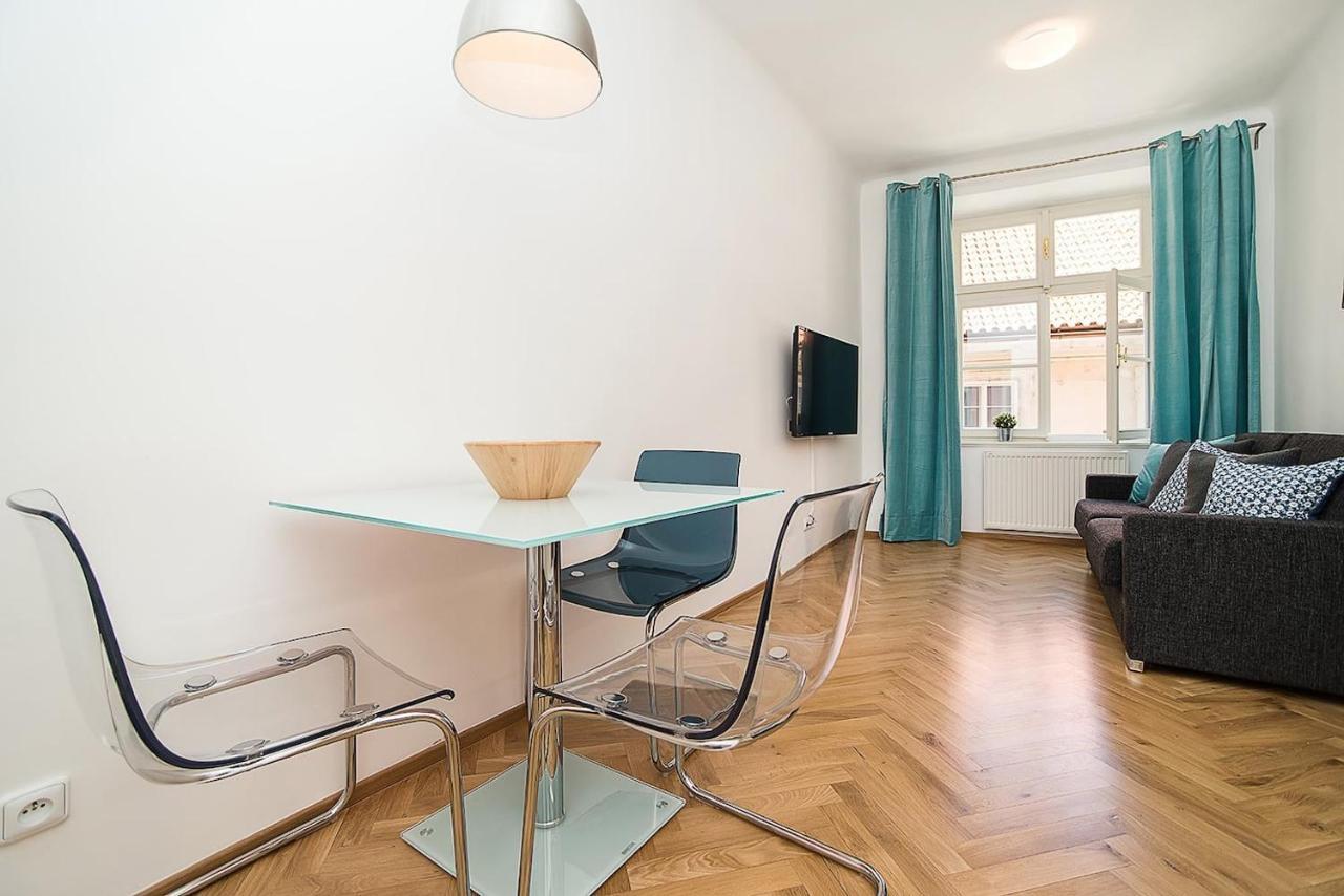 Newly Renovated 1-Bed Apartment At Charles Bridge Prága Kültér fotó