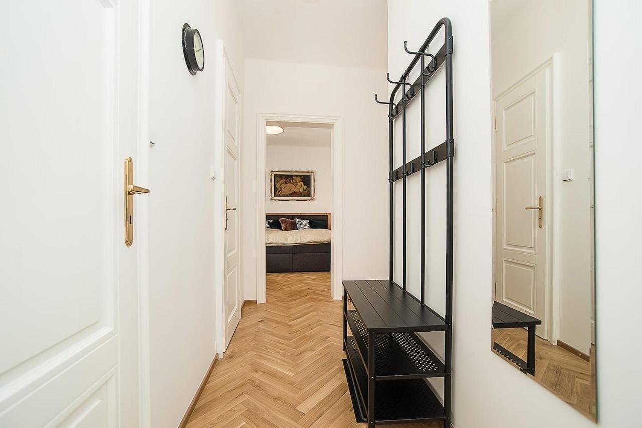 Newly Renovated 1-Bed Apartment At Charles Bridge Prága Kültér fotó